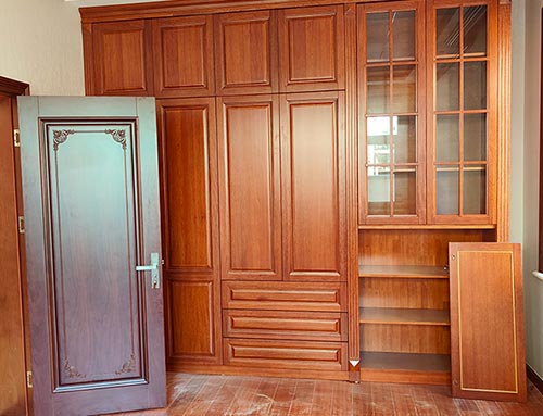 长泰中式家庭装修里定制的实木衣柜效果图